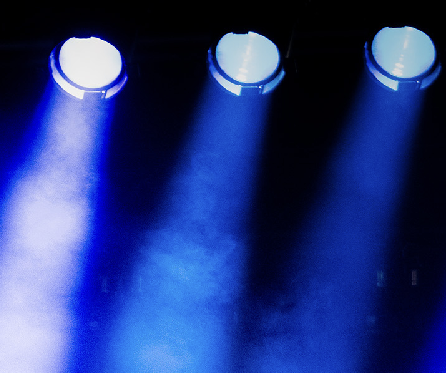 Bühnenscheinwerfer leuchten blaues Licht durch Nebel